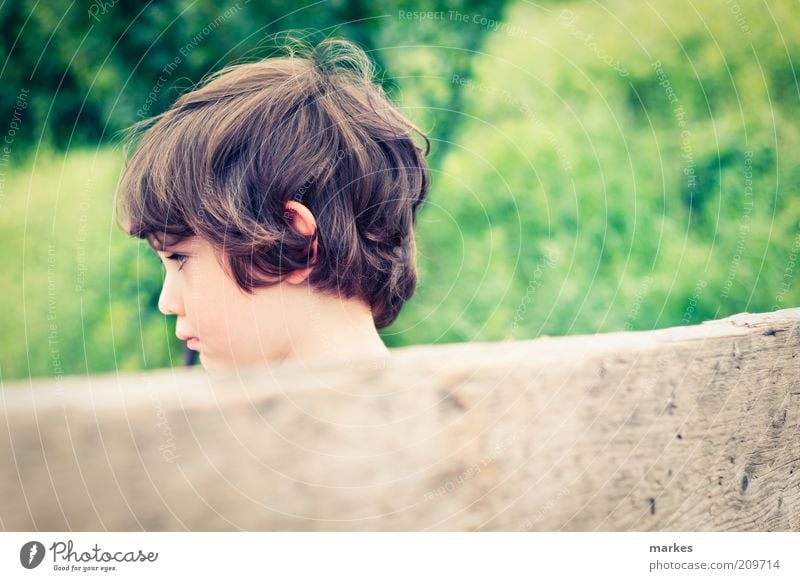 sommerzeit Mensch Kind Junge Kindheit Gesicht 1 3-8 Jahre Holz sitzen authentisch natürlich retro mehrfarbig Gefühle Ärger Stimmung Sommer Sommertag trotzig