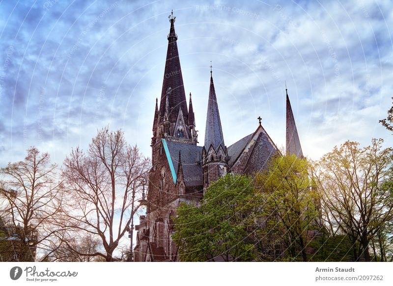 Kirche Lifestyle Natur Himmel Wolken Frühling Baum Kreuzberg Bauwerk Sehenswürdigkeit Ferne Stimmung Ewigkeit Identität Religion & Glaube Stadt HDR Kirchturm