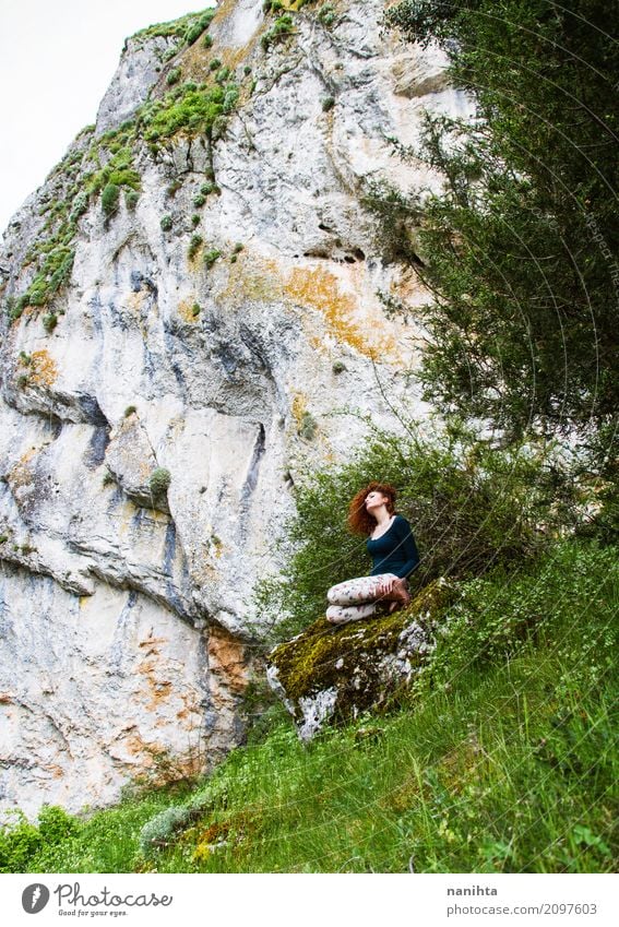 Junge Frau allein in einem Berg Ferien & Urlaub & Reisen Tourismus Abenteuer Ferne Freiheit Expedition Berge u. Gebirge Mensch feminin Jugendliche 1 18-30 Jahre