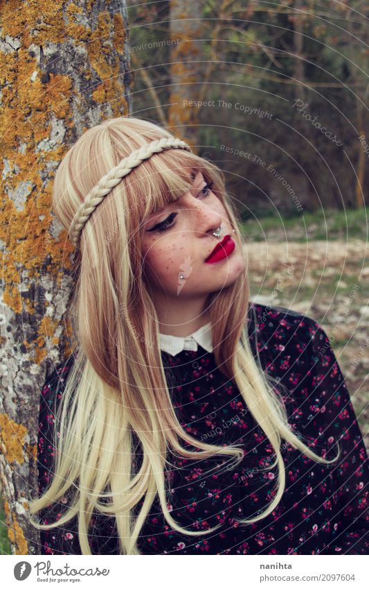 Junge blonde Frau, die auf einem Baum sich lehnt elegant Stil exotisch Sommersprossen Mensch feminin Junge Frau Jugendliche 1 18-30 Jahre Erwachsene Natur Wald