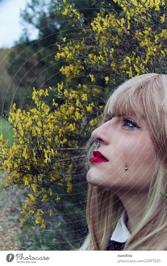 Junges alternatives Modell in einem Park voll von Blumen Lifestyle Stil Haut Gesicht Lippenstift Wellness Wohlgefühl Erholung Duft Mensch feminin Junge Frau