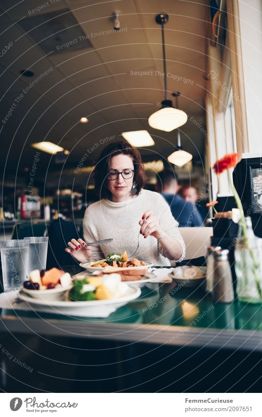 Roadtrip West Coast USA (112) feminin Junge Frau Jugendliche Erwachsene Mensch 18-30 Jahre 30-45 Jahre Tourismus Diner Frühstück Omelett Obstsalat Spiegelei