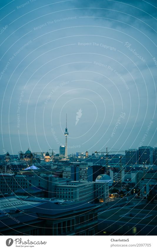 Berlin, upright Tourismus Sightseeing Städtereise ausgehen clubbing Tanzen Arbeitsplatz Büro Baustelle Fernsehen Wolken Nachthimmel Stadt Hauptstadt