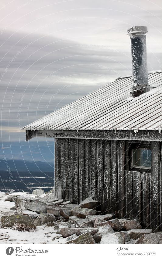 frozen landscape Wolken Winter schlechtes Wetter Eis Frost Schnee Felsen Berge u. Gebirge Menschenleer Hütte Mauer Wand Dach Schornstein Linie Streifen frieren