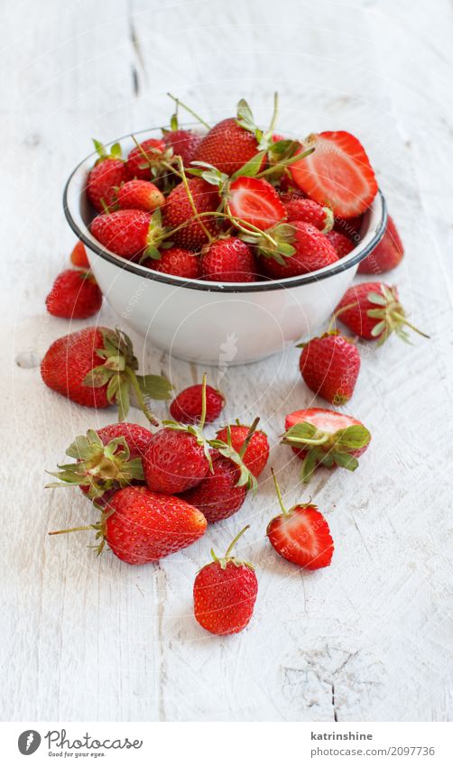 Erdbeeren in einer Schüssel auf einem alten Holztisch Frucht Dessert Diät Schalen & Schüsseln Sommer Tisch Menschengruppe frisch hell lecker natürlich saftig