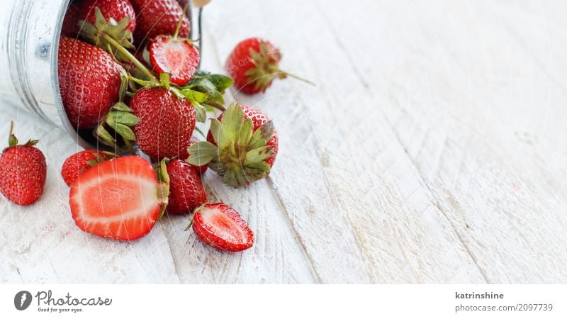 Erdbeeren in einem Eimer auf einem weißen Holztisch Frucht Dessert Diät Sommer Tisch Menschengruppe frisch hell lecker natürlich saftig rot Farbe Beeren