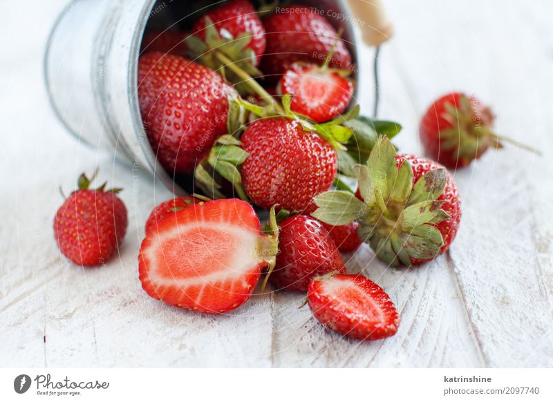 Erdbeeren in einem Eimer auf einem weißen Holztisch Frucht Dessert Diät Sommer Tisch Menschengruppe frisch hell lecker natürlich saftig rot Farbe Beeren