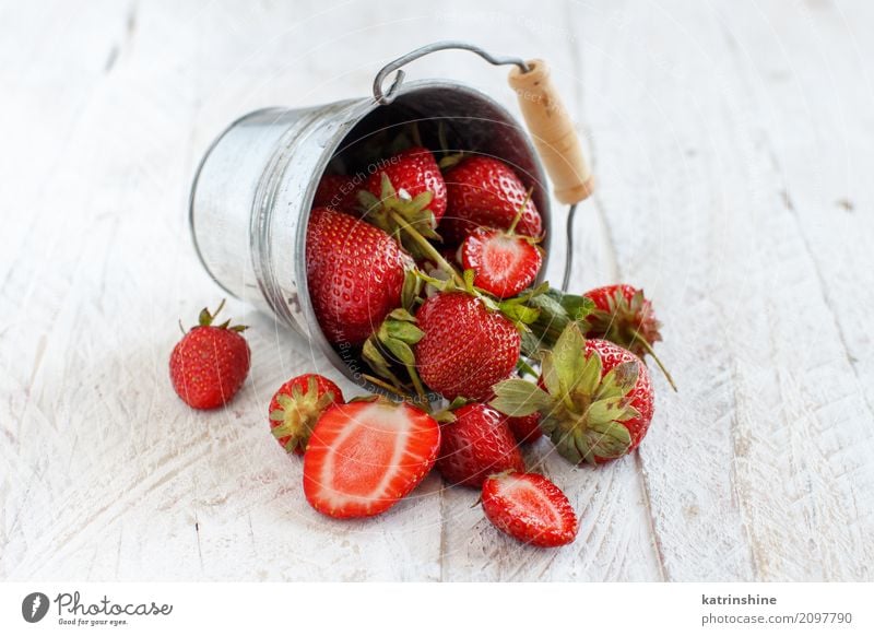 Erdbeeren in einem Eimer auf einem weißen Holztisch Frucht Dessert Diät Sommer Tisch Menschengruppe frisch hell lecker natürlich saftig rot Farbe Beeren