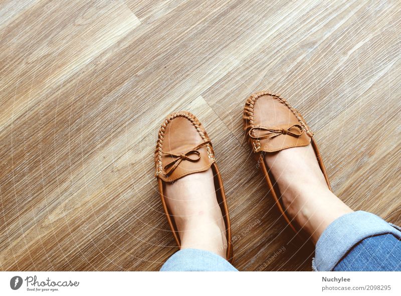 Die Beine der Frau in den Jeans, die flache Schuhe des Leders tragen Stil Design feminin Kleinkind Erwachsene Jugendliche Fuß Mode Bekleidung Jeanshose