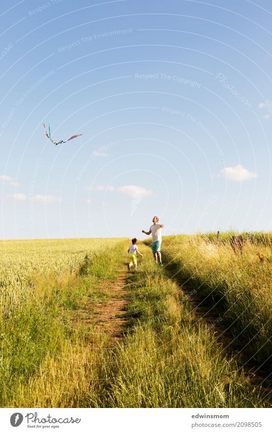 Draußen ist es doch am schönsten Freizeit & Hobby Spielen Sommer maskulin 2 Mensch Natur Feld Lenkdrachen beobachten Bewegung fliegen laufen rennen Blick frei