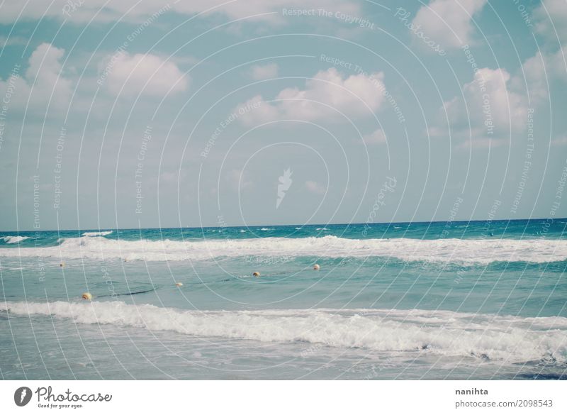 Schöne Aussicht auf ein ruhiges Meer Umwelt Natur Wasser Himmel Wolken Horizont Sonne Sommer Klima Wetter Schönes Wetter Wellen Küste Strand Mittelmeer frei