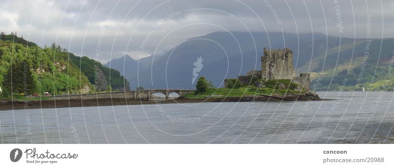 Eilean Donan Castle Scotland (Panorama) Schottland See Highlander Großbritannien Europa Dornie Berge u. Gebirge alt Burg oder Schloss Seeufer Steinbrücke