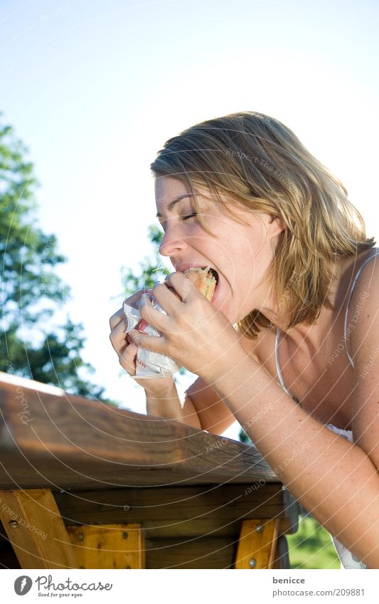 Hau rein ! Frau Mensch dünn Hamburger Ernährung Essen Kebab Brötchen Jause beißen genießen zubeißen Tisch Natur Sommer Appetit & Hunger Gier Snack Vesper