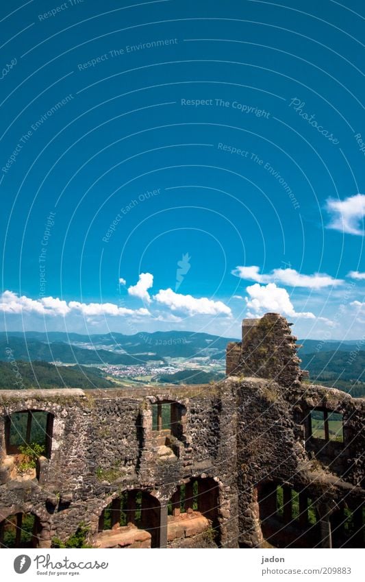 ruinös. Stein kaputt blau ästhetisch stagnierend Verfall Vergangenheit Vergänglichkeit Zerstörung Mauer Steinmauer Ruine Burgruine Hohengeroldseck