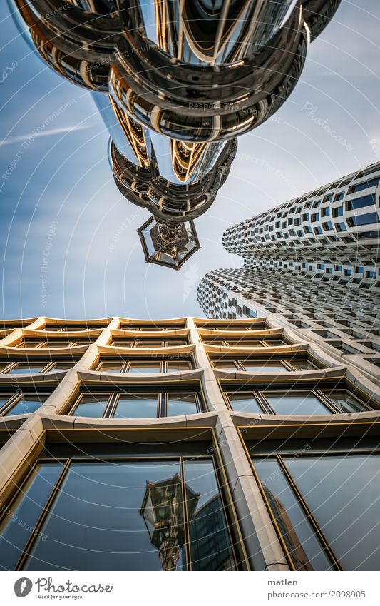 Berliner Laternen wachsen in den Himmel Haus Hochhaus Bauwerk Architektur Mauer Wand Fassade Wachstum hoch Stadt blau gelb gold silber weiß Wolken Farbfoto