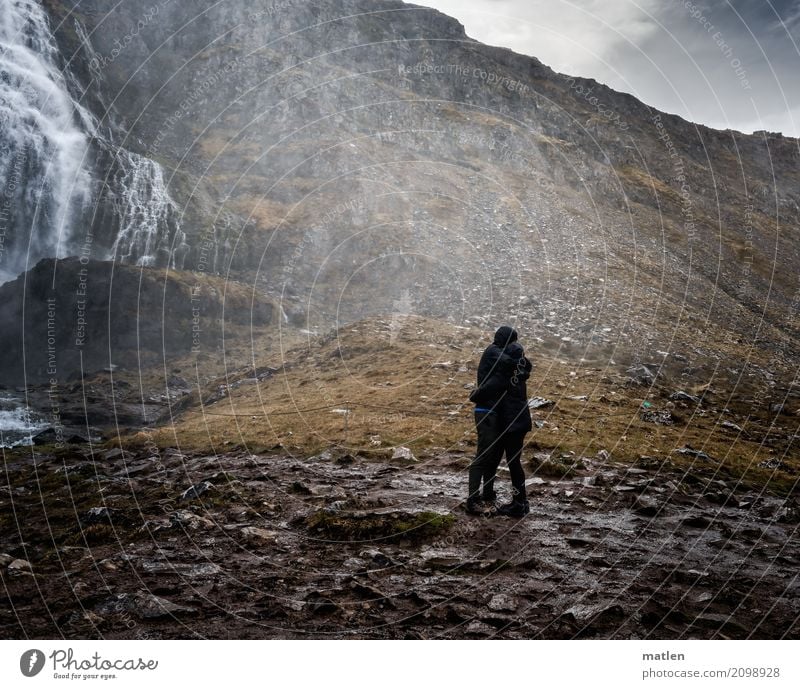 Liebe unterm Wasserfall Mensch maskulin feminin Junge Frau Jugendliche Junger Mann 2 18-30 Jahre Erwachsene Landschaft Wassertropfen Wolken Frühling Wetter Wind