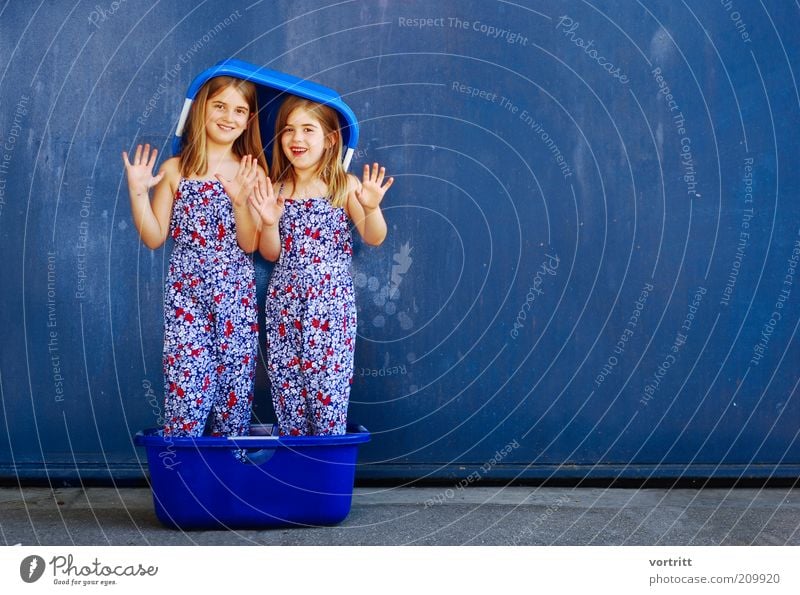 sister of mercy Freude schön Haare & Frisuren harmonisch Mädchen Schwester 2 Mensch 3-8 Jahre Kind Kindheit Mode Kleid Hut blond langhaarig stehen blau