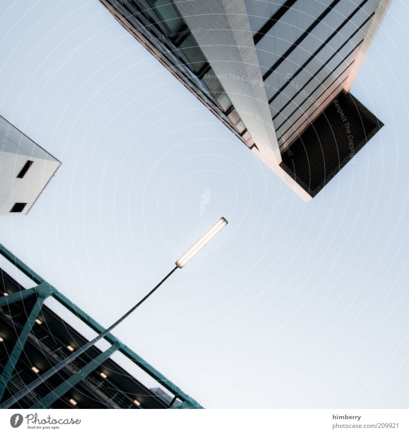 daylight Wirtschaft Düsseldorf Stadt Hochhaus Industrieanlage Parkhaus Bauwerk Gebäude Architektur Mauer Wand Fassade Design Bürogebäude Laternenpfahl