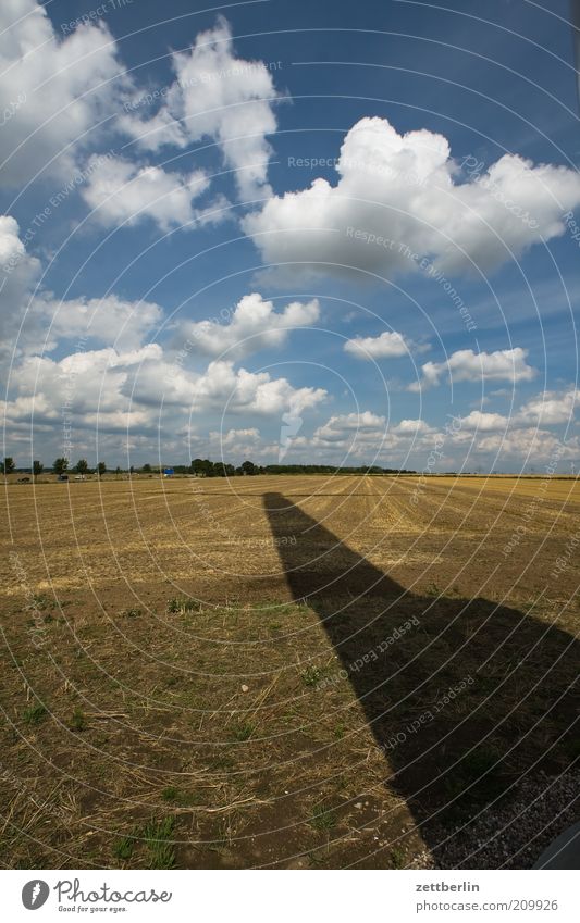 Windschattenenergie Ferne Sommer Sonne Energiewirtschaft Fortschritt Zukunft Sonnenenergie Windkraftanlage Energiekrise Umwelt Natur Landschaft Erde Himmel