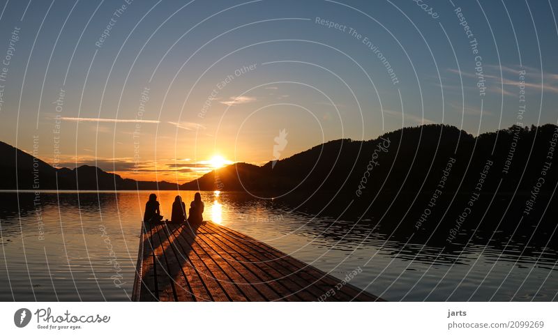 am see Ferien & Urlaub & Reisen Sommer Sommerurlaub Berge u. Gebirge Mensch feminin 3 Wasser Sonne Sonnenaufgang Sonnenuntergang Schönes Wetter Seeufer sitzen