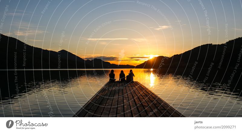 guten abend Mensch feminin Freundschaft 3 Himmel Wolken Sonnenaufgang Sonnenuntergang Sommer Schönes Wetter Hügel Berge u. Gebirge Seeufer sitzen frei