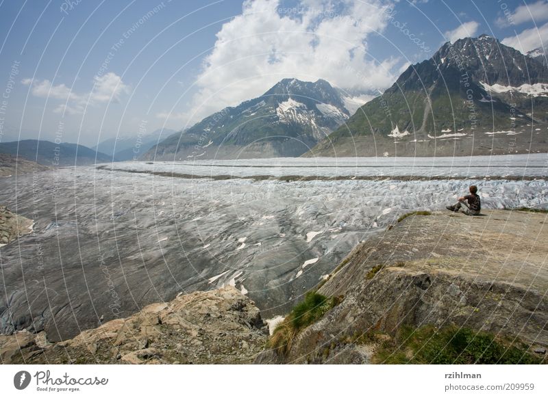 Aussicht auf den Aletschgletscher. Sommer Berge u. Gebirge wandern Mensch Frau Erwachsene Natur Landschaft Wolken Alpen Gletscher Pause Aletschgebiet