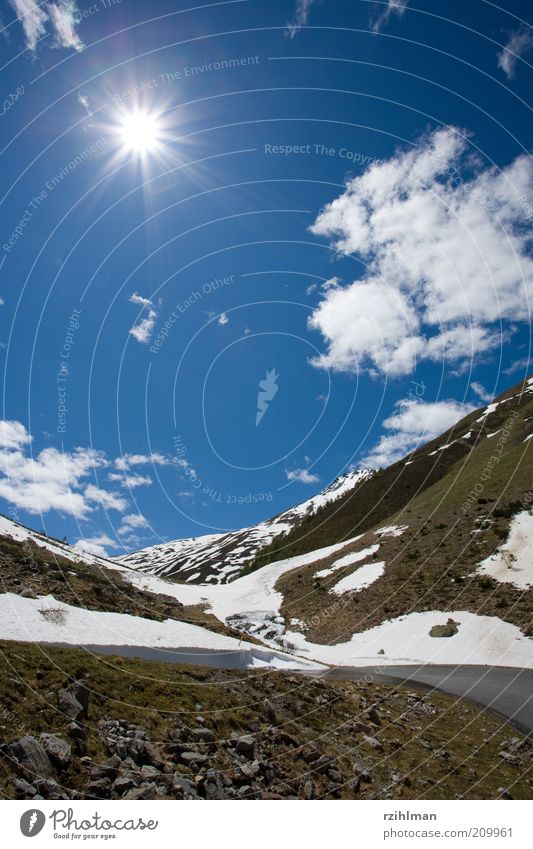 Sonne und Himmel schön Berge u. Gebirge Natur Wolken Horizont Wetter Schönes Wetter Felsen Alpen hell blau Hochformat Münstertal Schneeschmelze Val Thorens