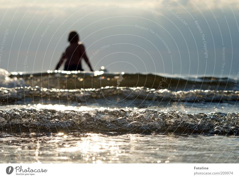 Und rein ins Wasser! Mensch Kind Kindheit 1 Umwelt Natur Sommer Wärme Wellen Küste Ostsee Meer Schwimmen & Baden heiß hell nass natürlich Farbfoto