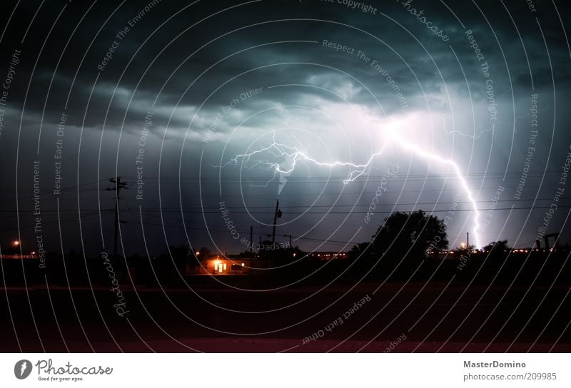 Potz Blitz! Umwelt Natur Urelemente Himmel Gewitterwolken Klima Wetter Unwetter Blitze Baum Dorf Haus Straße leuchten toben bedrohlich dunkel gruselig stark Wut