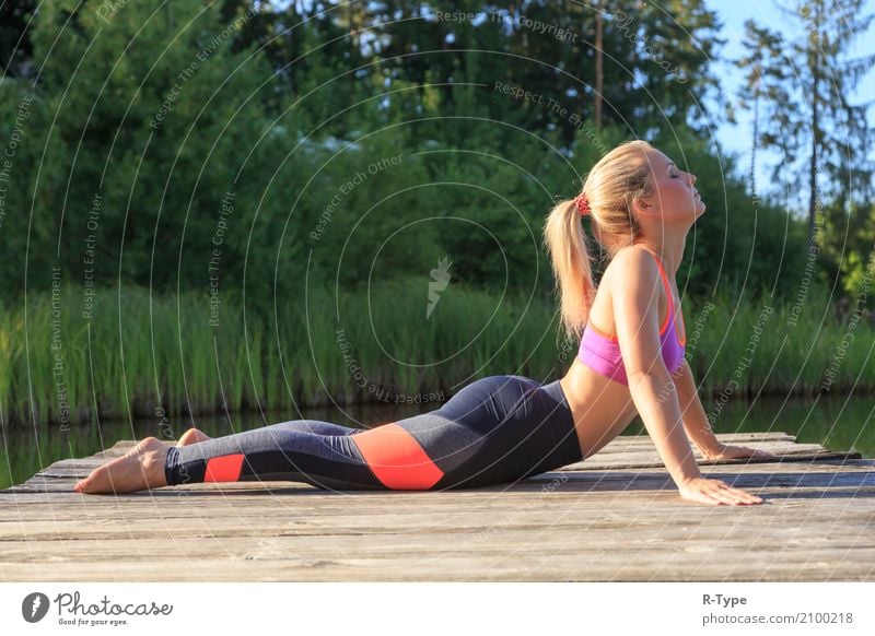 A sporty woman doing yoga and stretching exercises Lifestyle Gesundheit Wellness Leben Sport Yoga Mensch Frau Erwachsene Natur Park Mode blond Fitness Aerobics