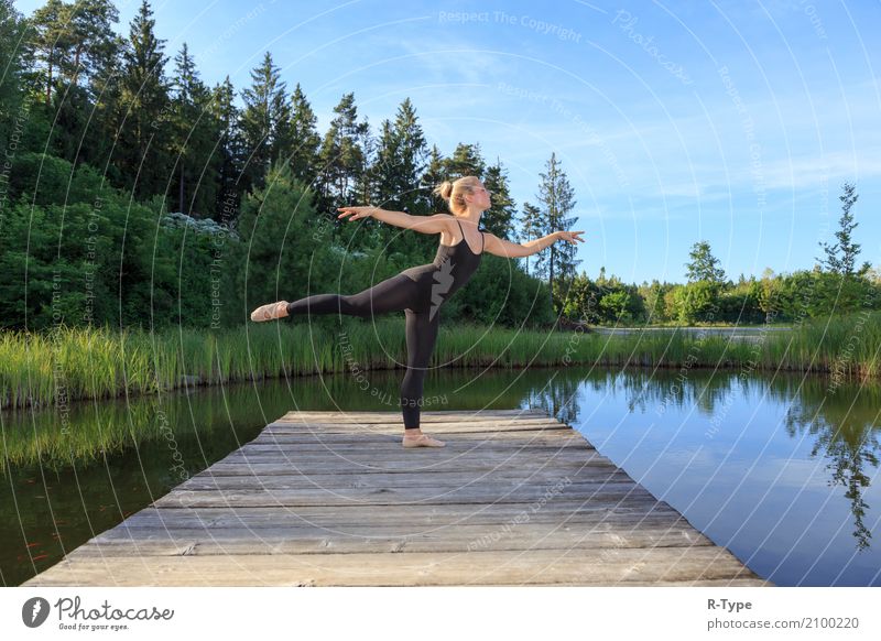 dancer on the jetty Lifestyle elegant Stil Sport Tanzen Frau Erwachsene Künstler Natur Park Mode blond Fitness Aerobics acrobat active athlete athletic