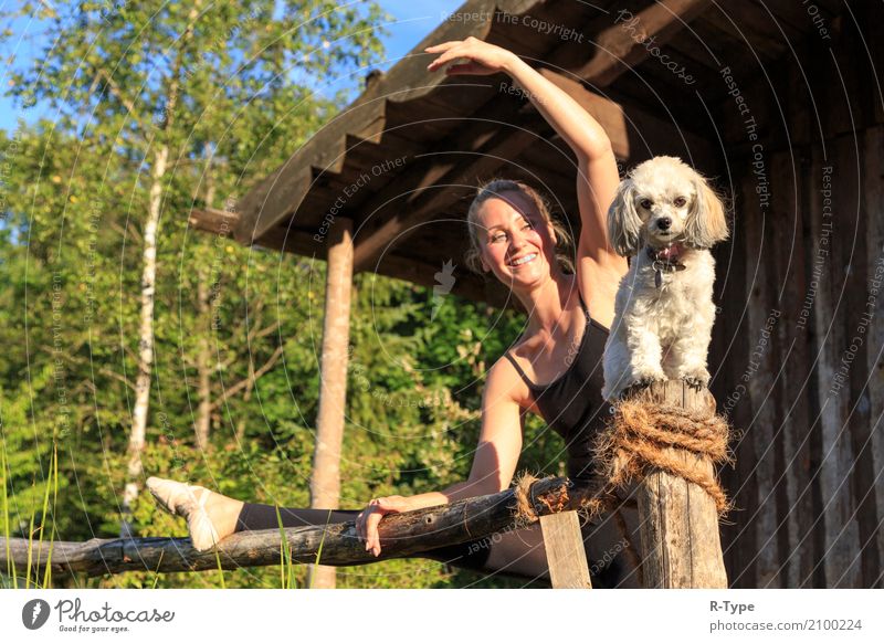 A pretty dancer with her dog on a pear Lifestyle elegant Stil Sport Tanzen Frau Erwachsene Künstler Natur Park Mode blond Fitness Aerobics acrobat Aktion active