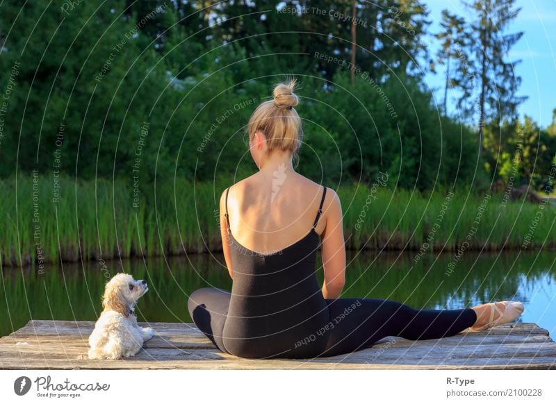 A pretty dancer with her dog on a pear Lifestyle elegant Stil Sport Tanzen Frau Erwachsene Künstler Natur Park Mode blond Fitness Aerobics acrobat Aktion active