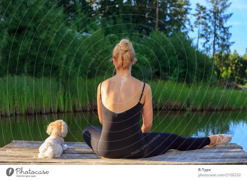 A pretty dancer with her dog on a pear Lifestyle elegant Stil Sport Tanzen Frau Erwachsene Künstler Natur Park Mode blond Fitness Aerobics acrobat Aktion active