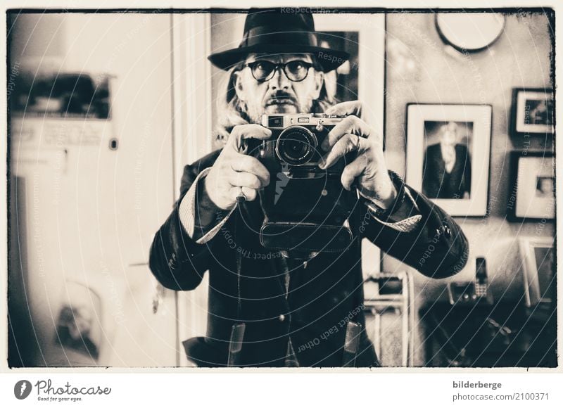 fotograf Fotografieren maskulin Künstler Fotokamera Coolness Selfie leica Fotostudio Schwarzweißfoto