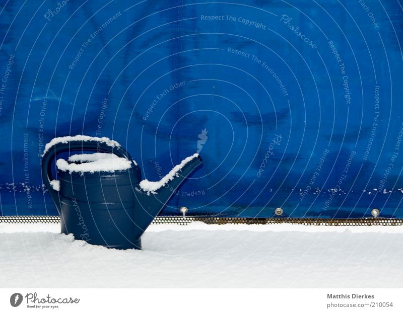 Gießkanne Winter alt Kitsch Balkon skurril unbrauchbar überflüssig verwenden keine verwendung gießen Klimawandel Natur Farbfoto Außenaufnahme Menschenleer