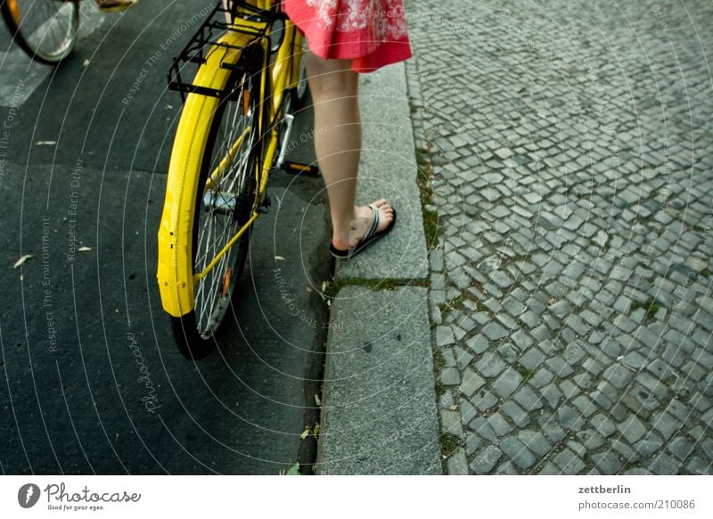 Ampel Mensch Frau Erwachsene Beine Fuß 1 fahren stehen warten Fahrrad Rad Schutzblech Speichen Bordsteinkante Pflastersteine Kopfsteinpflaster Bürgersteig Fuge