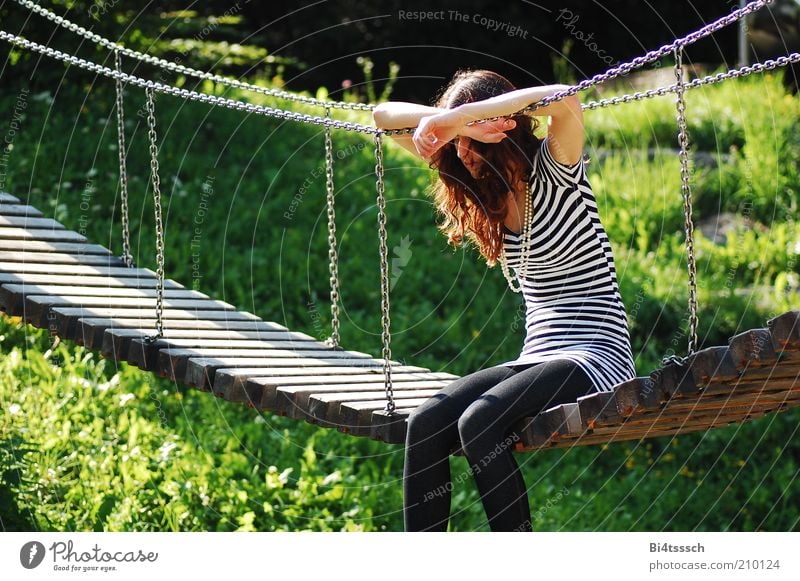 Ich leg sie ja gleich weg Schatz! schön feminin Junge Frau Jugendliche 1 Mensch 18-30 Jahre Erwachsene Schönes Wetter Brücke Spielplatz Mode brünett langhaarig