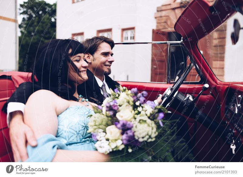 Love is in the air (65) maskulin feminin Frau Erwachsene Mann 2 Mensch 18-30 Jahre Jugendliche 30-45 Jahre Glück Oldtimer rot Autofahren Hochzeit Hochzeitspaar