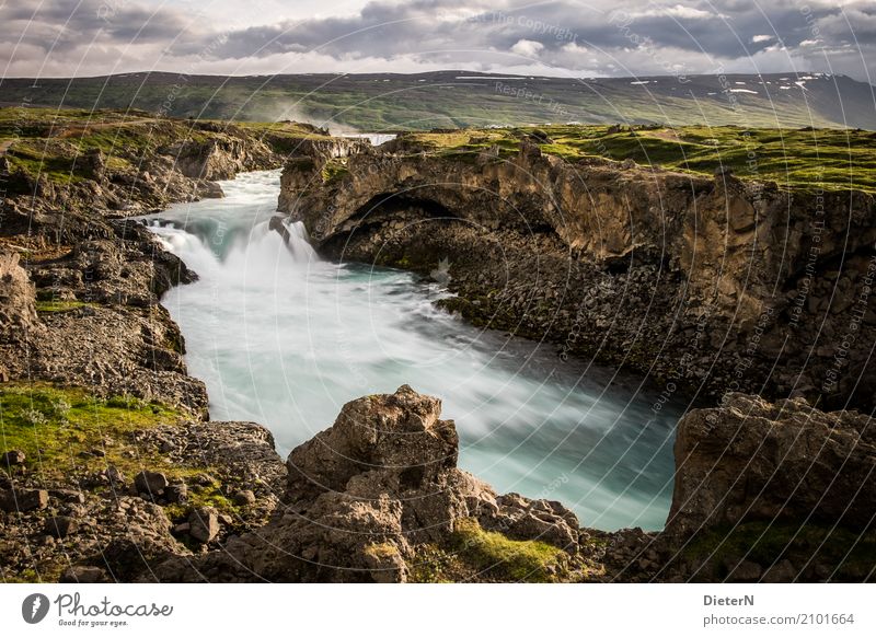 eingegraben Umwelt Landschaft Wasser Himmel Wolken Sommer Wetter Schönes Wetter Felsen Schlucht Flussufer Bach braun grün türkis Island Wasserfall Gullfoss