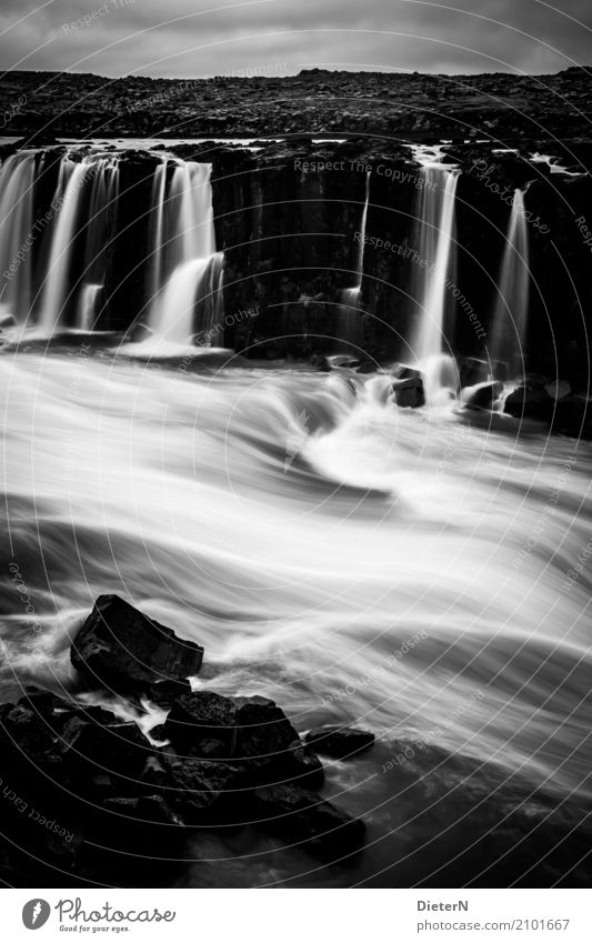 Sellfoss Umwelt Natur Landschaft Wasser Himmel Wolken Wetter schlechtes Wetter Felsen Wellen Flussufer Wasserfall grau schwarz weiß Island Schwarzweißfoto