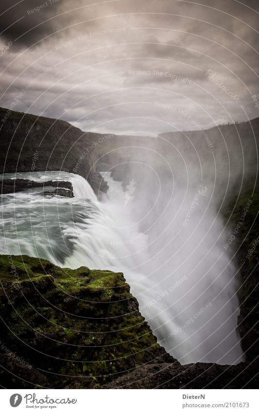 Mit Kraft Natur Landschaft Luft Wasser Wassertropfen Himmel Wolken Wetter schlechtes Wetter Felsen Flussufer Wasserfall braun grün weiß Island Gullfoss Farbfoto