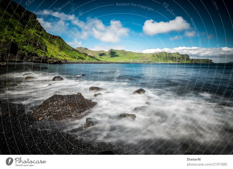 Küste Umwelt Landschaft Urelemente Wasser Himmel Wolken Sommer Klima Wetter Schönes Wetter Gras Berge u. Gebirge Wellen Fjord Meer Atlantik blau grün schwarz