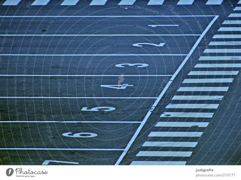 Färöer Zeichen Schriftzeichen Ziffern & Zahlen Schilder & Markierungen Ordnung Linie Geometrie zählen 1 2 3 4 5 6 7 Zebrastreifen Asphalt Farbfoto Außenaufnahme