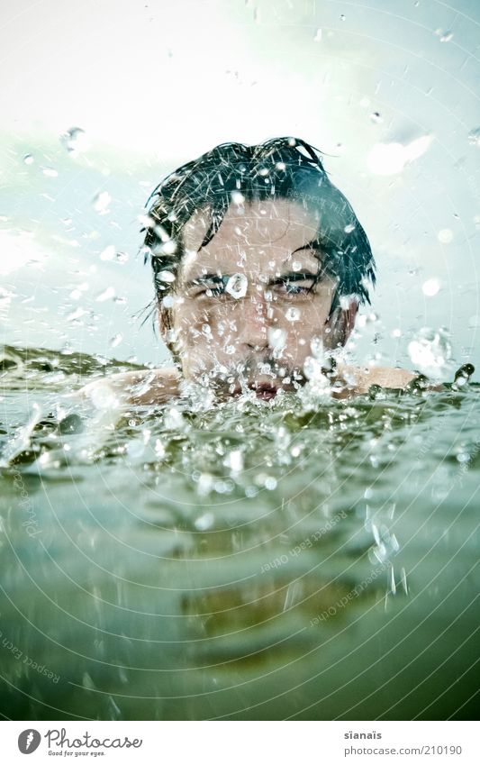 feuchte aussprache Leben Sommer Mensch maskulin Mann Erwachsene Wasser Wassertropfen See Baggersee Wut Aggression spucken Speichel blasen spritzen atmen