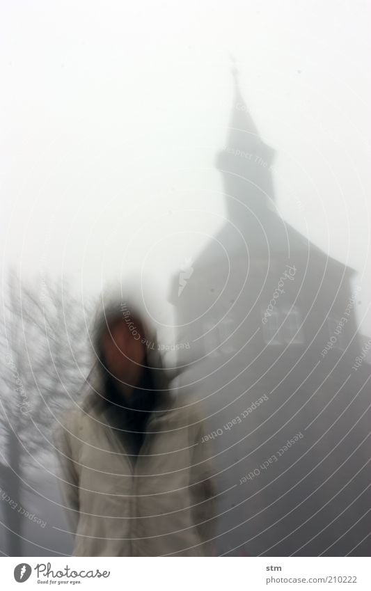 verGEISTlicht Mensch androgyn 1 Herbst Winter Klima Wetter schlechtes Wetter Unwetter Wind Sturm Nebel Kirche Burg oder Schloss Turm Bauwerk Gebäude Jacke