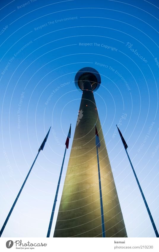 {200} Meter plus 40,5 zur Gratulation Düsseldorf Turm Bauwerk Gebäude Rheinturm Fernsehturm Mauer Wand Fassade Fahnenmast Sehenswürdigkeit Wahrzeichen groß hoch