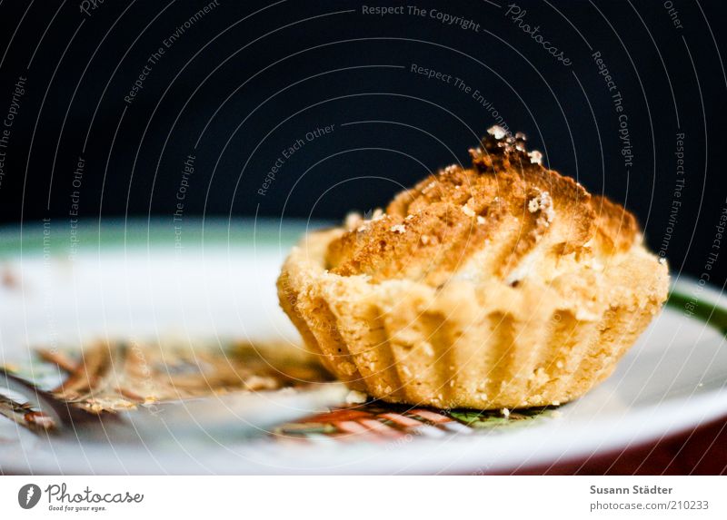 Törtchen für die Jubilaren Lebensmittel Kuchen Dessert Süßwaren Torte Lerche Backwaren Teller Kinderteller Krümel Marzipan Farbfoto Innenaufnahme Menschenleer