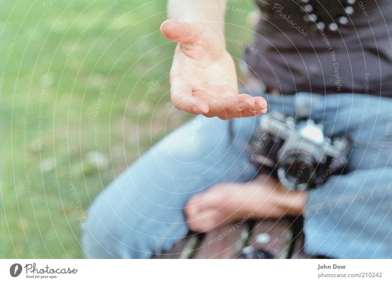 Her damit! Fotokamera Hand Finger Fuß 1 Mensch Schönes Wetter Jeanshose Vertrauen Sicherheit Freundschaft Zusammensein Mitgefühl Solidarität Hilfsbereitschaft