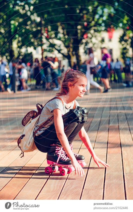 Junges Mädchen auf Rollschuhen in einer Stadt, die an einem Sommertag ihre Zeit aktiv im Freien verbringt Lifestyle Freude Glück Erholung